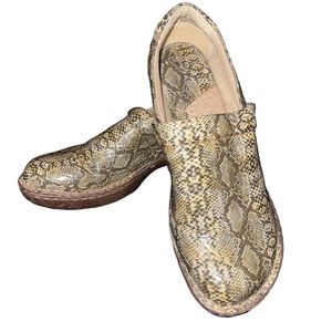BøC Born Clogs Slip on Comfort Shoes Brown Reptile Size 9 Women's NWOT